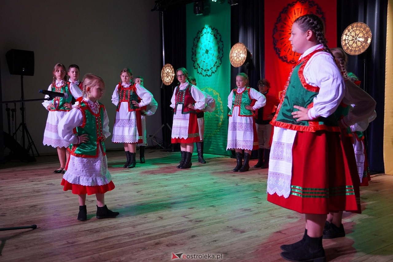 Wesele Kurpiowskie - Festiwal Folkloru Weselnego: Spotkanie Kurpiów Kurpśe w kómpańïjï i „Wypyty” w wykonaniu Teatru Obrzędowego „Carniacy” z Czarni [13.06.2025] - zdjęcie #38 - eOstroleka.pl