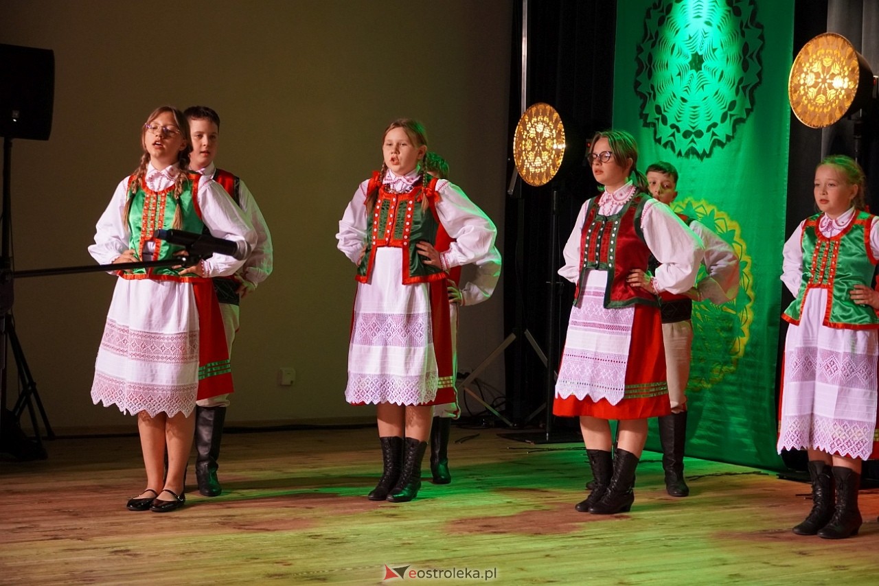 Wesele Kurpiowskie - Festiwal Folkloru Weselnego: Spotkanie Kurpiów Kurpśe w kómpańïjï i „Wypyty” w wykonaniu Teatru Obrzędowego „Carniacy” z Czarni [13.06.2025] - zdjęcie #37 - eOstroleka.pl