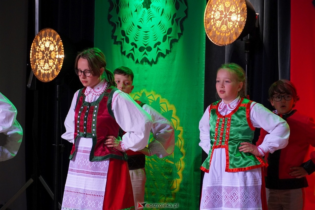 Wesele Kurpiowskie - Festiwal Folkloru Weselnego: Spotkanie Kurpiów Kurpśe w kómpańïjï i „Wypyty” w wykonaniu Teatru Obrzędowego „Carniacy” z Czarni [13.06.2025] - zdjęcie #36 - eOstroleka.pl