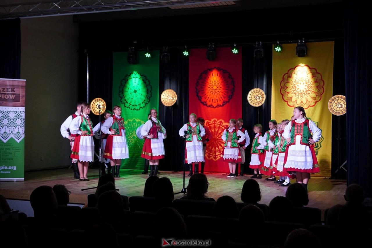 Wesele Kurpiowskie - Festiwal Folkloru Weselnego: Spotkanie Kurpiów Kurpśe w kómpańïjï i „Wypyty” w wykonaniu Teatru Obrzędowego „Carniacy” z Czarni [13.06.2025] - zdjęcie #35 - eOstroleka.pl