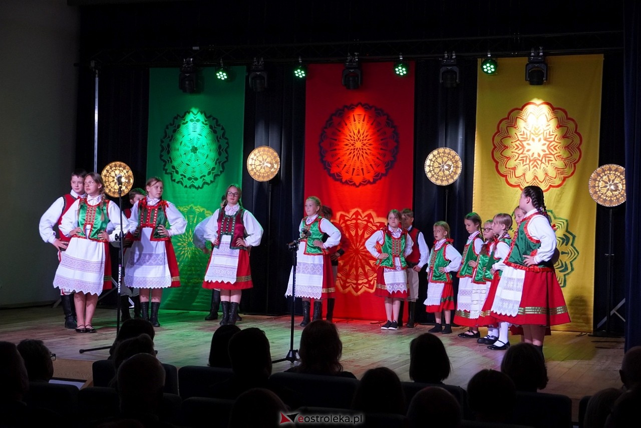 Wesele Kurpiowskie - Festiwal Folkloru Weselnego: Spotkanie Kurpiów Kurpśe w kómpańïjï i „Wypyty” w wykonaniu Teatru Obrzędowego „Carniacy” z Czarni [13.06.2025] - zdjęcie #34 - eOstroleka.pl