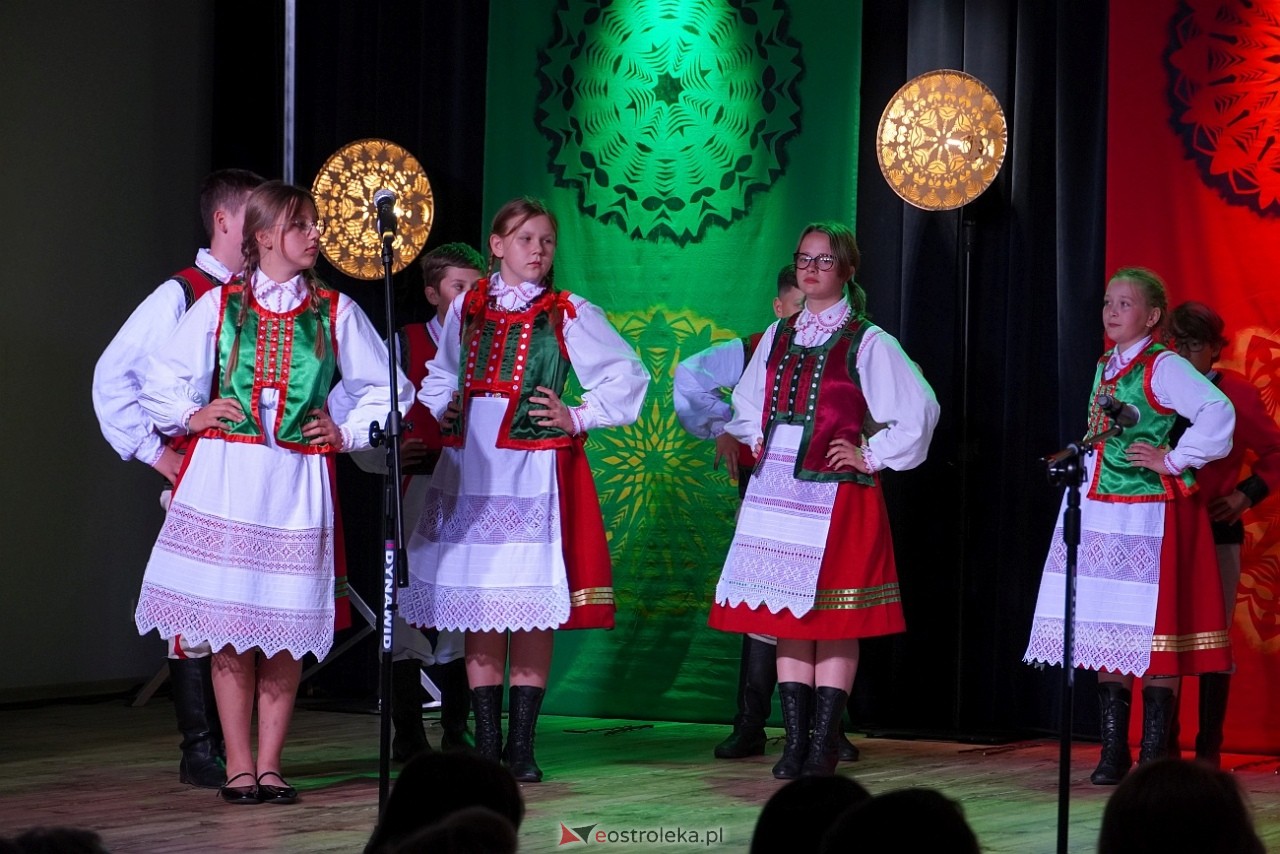 Wesele Kurpiowskie - Festiwal Folkloru Weselnego: Spotkanie Kurpiów Kurpśe w kómpańïjï i „Wypyty” w wykonaniu Teatru Obrzędowego „Carniacy” z Czarni [13.06.2025] - zdjęcie #33 - eOstroleka.pl