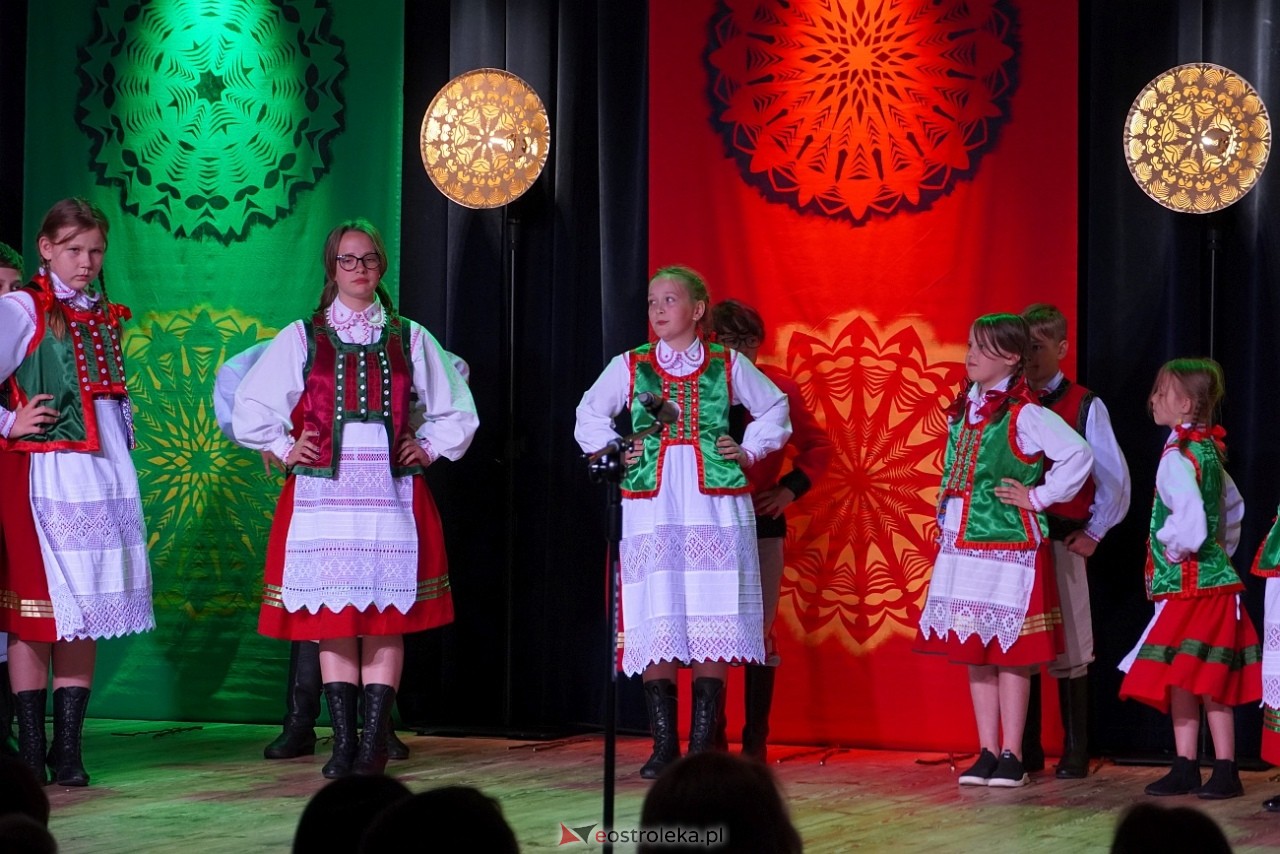 Wesele Kurpiowskie - Festiwal Folkloru Weselnego: Spotkanie Kurpiów Kurpśe w kómpańïjï i „Wypyty” w wykonaniu Teatru Obrzędowego „Carniacy” z Czarni [13.06.2025] - zdjęcie #32 - eOstroleka.pl