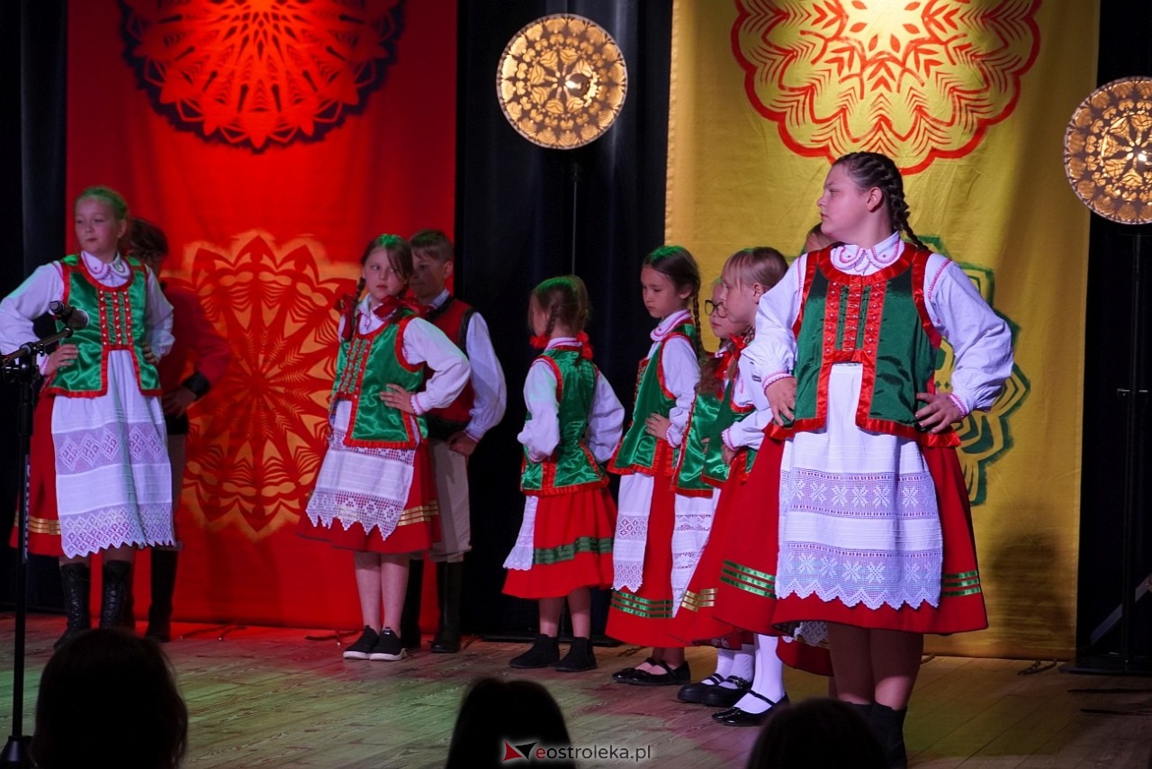 Wesele Kurpiowskie - Festiwal Folkloru Weselnego: Spotkanie Kurpiów Kurpśe w kómpańïjï i „Wypyty” w wykonaniu Teatru Obrzędowego „Carniacy” z Czarni [13.06.2025] - zdjęcie #31 - eOstroleka.pl