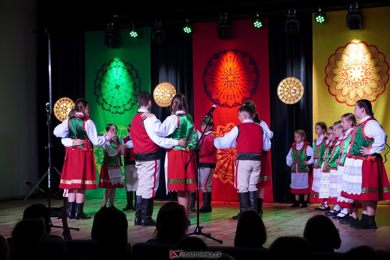 Wesele Kurpiowskie - Festiwal Folkloru Weselnego: Spotkanie Kurpiów Kurpśe w kómpańïjï i „Wypyty” w wykonaniu Teatru Obrzędowego „Carniacy” z Czarni [13.06.2025] - zdjęcie #29 - eOstroleka.pl
