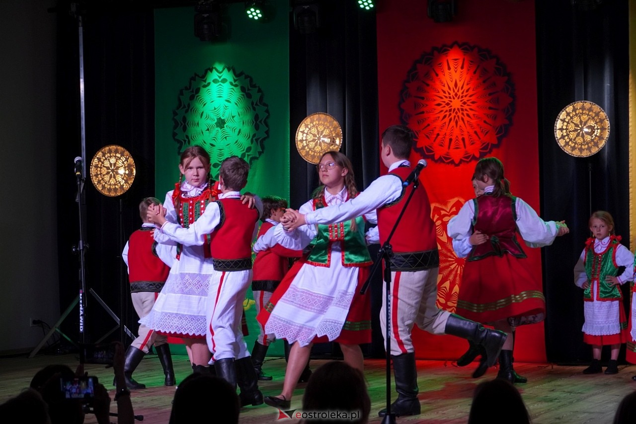 Wesele Kurpiowskie - Festiwal Folkloru Weselnego: Spotkanie Kurpiów Kurpśe w kómpańïjï i „Wypyty” w wykonaniu Teatru Obrzędowego „Carniacy” z Czarni [13.06.2025] - zdjęcie #28 - eOstroleka.pl