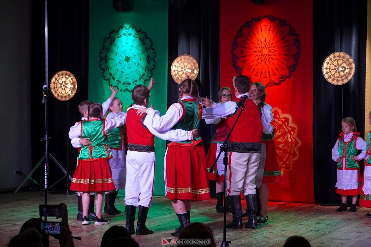 Wesele Kurpiowskie - Festiwal Folkloru Weselnego: Spotkanie Kurpiów Kurpśe w kómpańïjï i „Wypyty” w wykonaniu Teatru Obrzędowego „Carniacy” z Czarni [13.06.2025] - zdjęcie #27 - eOstroleka.pl