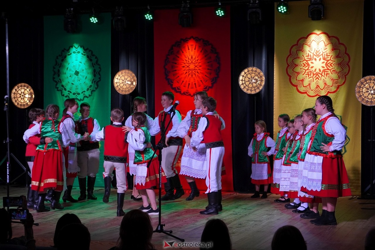 Wesele Kurpiowskie - Festiwal Folkloru Weselnego: Spotkanie Kurpiów Kurpśe w kómpańïjï i „Wypyty” w wykonaniu Teatru Obrzędowego „Carniacy” z Czarni [13.06.2025] - zdjęcie #26 - eOstroleka.pl