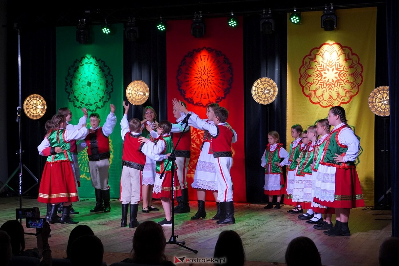 Wesele Kurpiowskie - Festiwal Folkloru Weselnego: Spotkanie Kurpiów Kurpśe w kómpańïjï i „Wypyty” w wykonaniu Teatru Obrzędowego „Carniacy” z Czarni [13.06.2025] - zdjęcie #25 - eOstroleka.pl