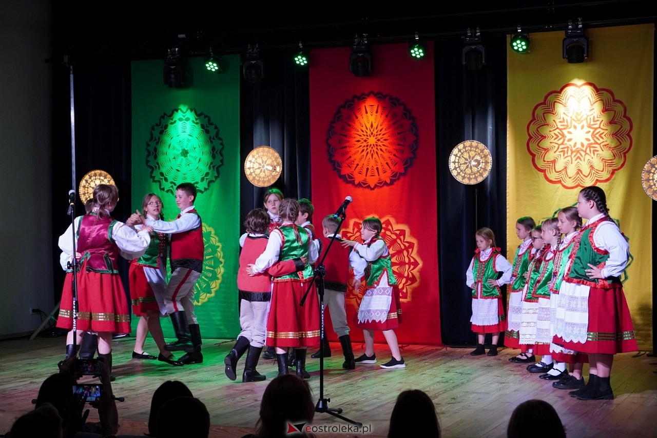 Wesele Kurpiowskie - Festiwal Folkloru Weselnego: Spotkanie Kurpiów Kurpśe w kómpańïjï i „Wypyty” w wykonaniu Teatru Obrzędowego „Carniacy” z Czarni [13.06.2025] - zdjęcie #23 - eOstroleka.pl
