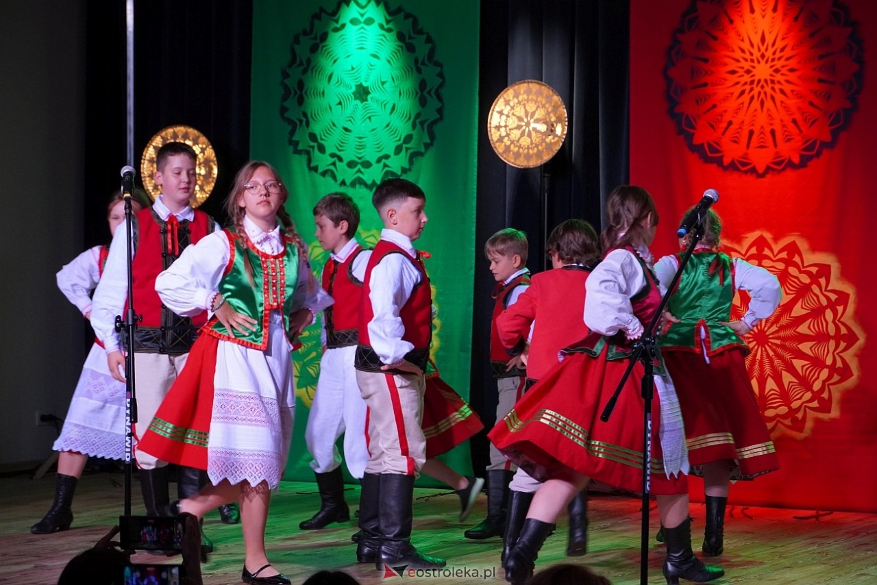 Wesele Kurpiowskie - Festiwal Folkloru Weselnego: Spotkanie Kurpiów Kurpśe w kómpańïjï i „Wypyty” w wykonaniu Teatru Obrzędowego „Carniacy” z Czarni [13.06.2025] - zdjęcie #22 - eOstroleka.pl