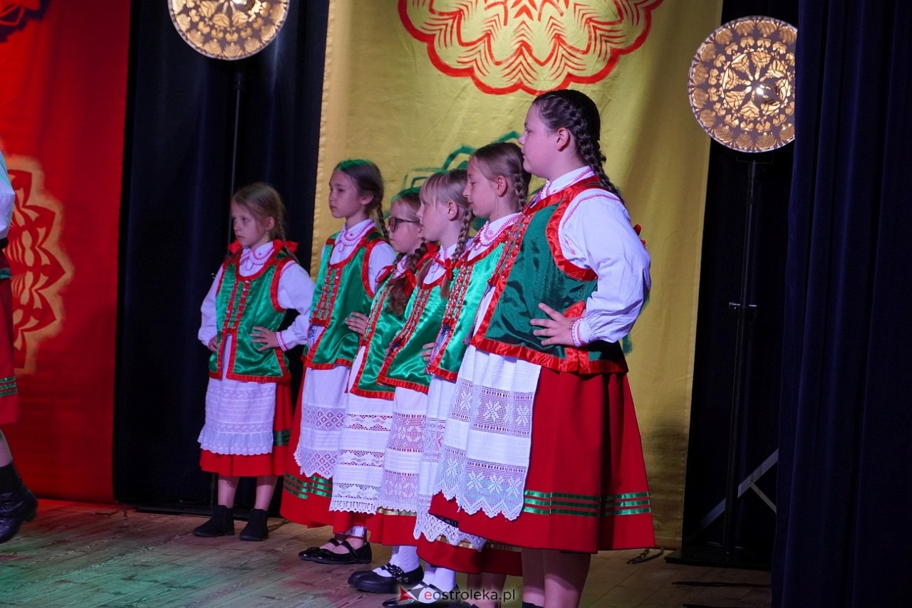 Wesele Kurpiowskie - Festiwal Folkloru Weselnego: Spotkanie Kurpiów Kurpśe w kómpańïjï i „Wypyty” w wykonaniu Teatru Obrzędowego „Carniacy” z Czarni [13.06.2025] - zdjęcie #21 - eOstroleka.pl