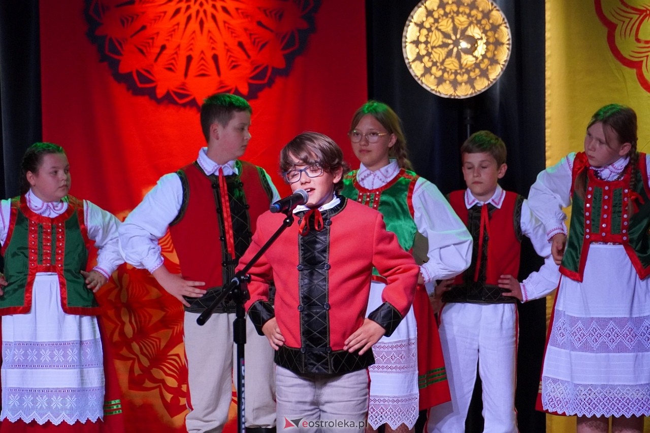 Wesele Kurpiowskie - Festiwal Folkloru Weselnego: Spotkanie Kurpiów Kurpśe w kómpańïjï i „Wypyty” w wykonaniu Teatru Obrzędowego „Carniacy” z Czarni [13.06.2025] - zdjęcie #19 - eOstroleka.pl