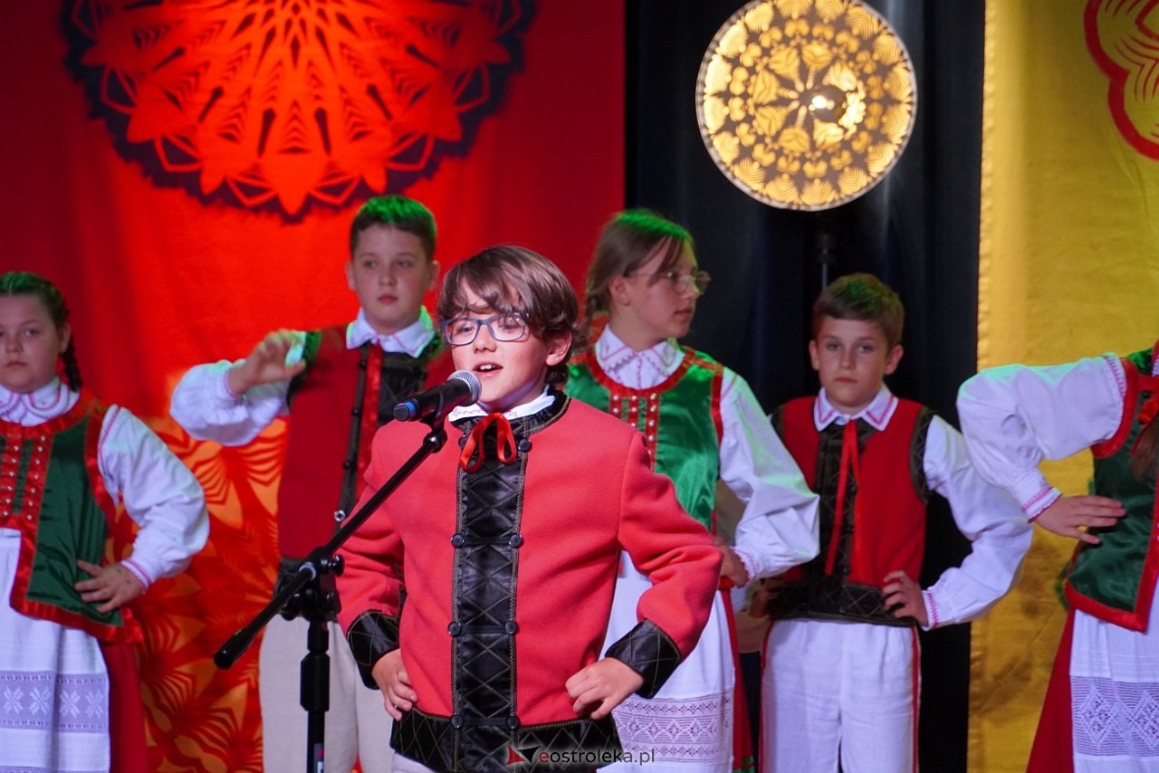 Wesele Kurpiowskie - Festiwal Folkloru Weselnego: Spotkanie Kurpiów Kurpśe w kómpańïjï i „Wypyty” w wykonaniu Teatru Obrzędowego „Carniacy” z Czarni [13.06.2025] - zdjęcie #18 - eOstroleka.pl