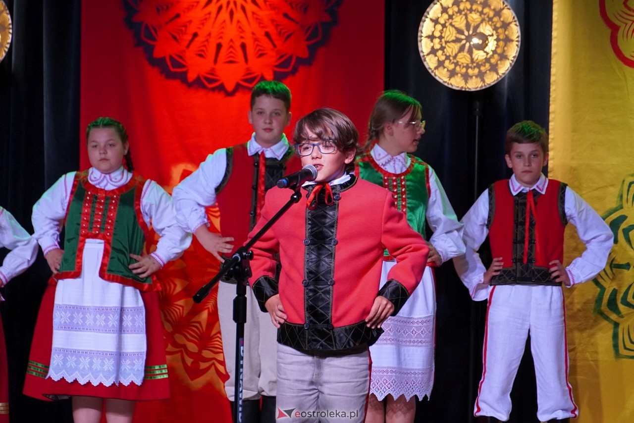Wesele Kurpiowskie - Festiwal Folkloru Weselnego: Spotkanie Kurpiów Kurpśe w kómpańïjï i „Wypyty” w wykonaniu Teatru Obrzędowego „Carniacy” z Czarni [13.06.2025] - zdjęcie #17 - eOstroleka.pl