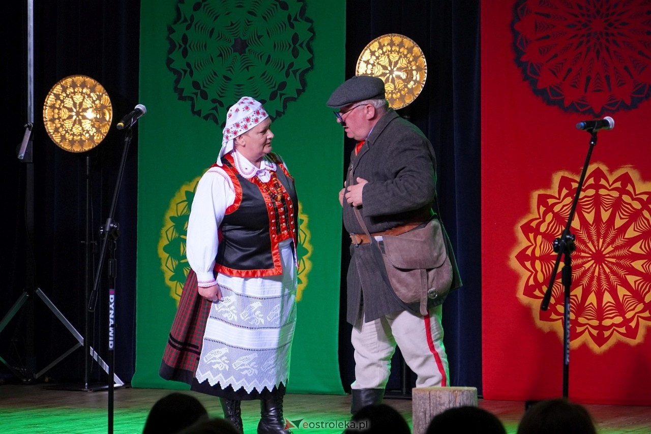 Wesele Kurpiowskie - Festiwal Folkloru Weselnego: Spotkanie Kurpiów Kurpśe w kómpańïjï i „Wypyty” w wykonaniu Teatru Obrzędowego „Carniacy” z Czarni [13.06.2025] - zdjęcie #14 - eOstroleka.pl