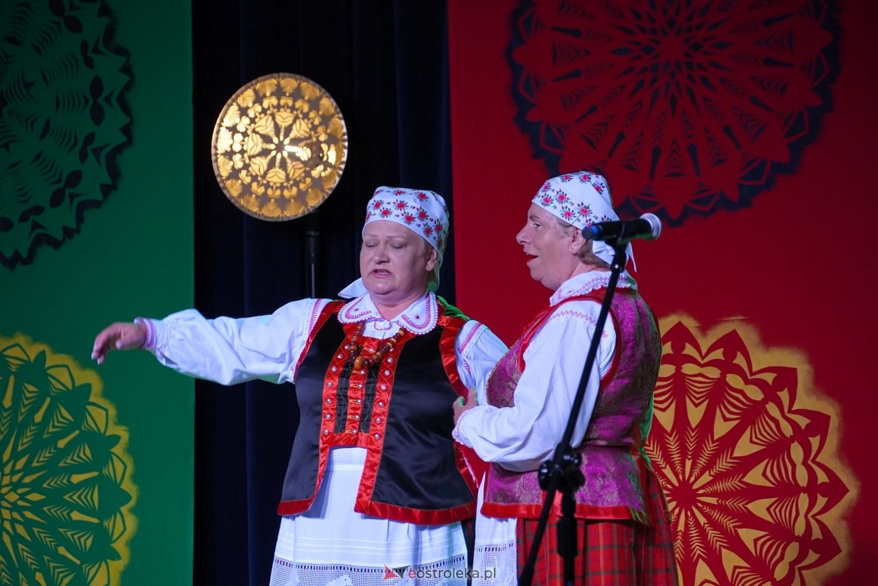 Wesele Kurpiowskie - Festiwal Folkloru Weselnego: Spotkanie Kurpiów Kurpśe w kómpańïjï i „Wypyty” w wykonaniu Teatru Obrzędowego „Carniacy” z Czarni [13.06.2025] - zdjęcie #13 - eOstroleka.pl
