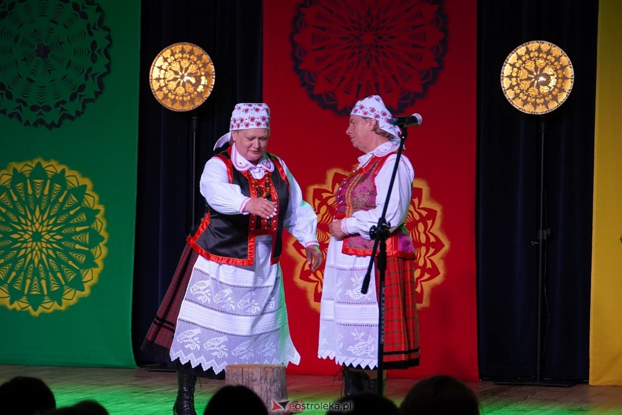 Wesele Kurpiowskie - Festiwal Folkloru Weselnego: Spotkanie Kurpiów Kurpśe w kómpańïjï i „Wypyty” w wykonaniu Teatru Obrzędowego „Carniacy” z Czarni [13.06.2025] - zdjęcie #12 - eOstroleka.pl