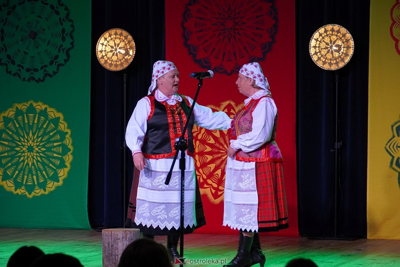 Wesele Kurpiowskie - Festiwal Folkloru Weselnego: Spotkanie Kurpiów Kurpśe w kómpańïjï i „Wypyty” w wykonaniu Teatru Obrzędowego „Carniacy” z Czarni [13.06.2025] - zdjęcie #11 - eOstroleka.pl