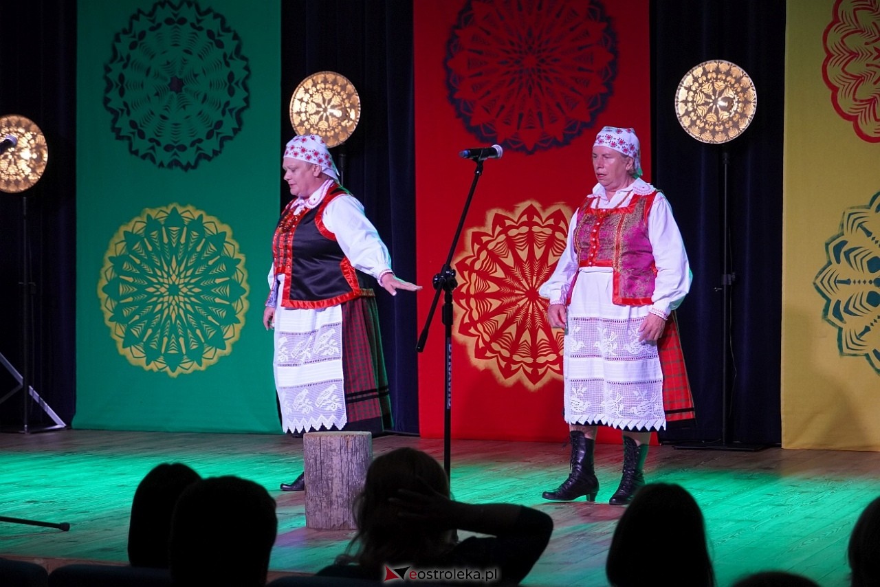 Wesele Kurpiowskie - Festiwal Folkloru Weselnego: Spotkanie Kurpiów Kurpśe w kómpańïjï i „Wypyty” w wykonaniu Teatru Obrzędowego „Carniacy” z Czarni [13.06.2025] - zdjęcie #10 - eOstroleka.pl