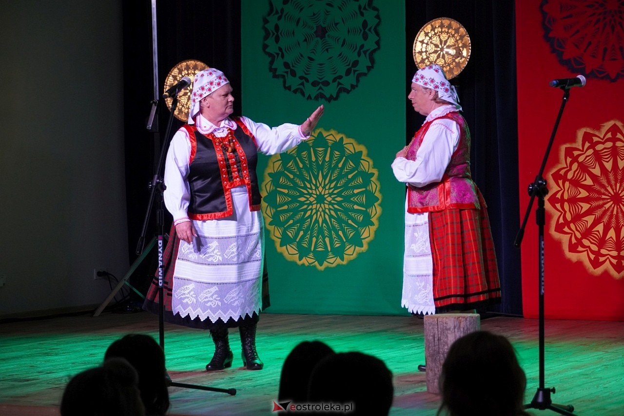 Wesele Kurpiowskie - Festiwal Folkloru Weselnego: Spotkanie Kurpiów Kurpśe w kómpańïjï i „Wypyty” w wykonaniu Teatru Obrzędowego „Carniacy” z Czarni [13.06.2025] - zdjęcie #9 - eOstroleka.pl