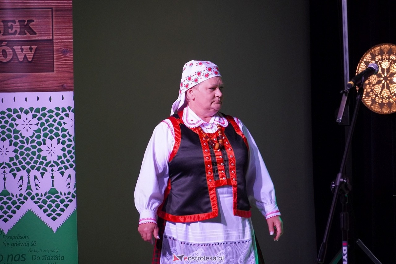 Wesele Kurpiowskie - Festiwal Folkloru Weselnego: Spotkanie Kurpiów Kurpśe w kómpańïjï i „Wypyty” w wykonaniu Teatru Obrzędowego „Carniacy” z Czarni [13.06.2025] - zdjęcie #8 - eOstroleka.pl