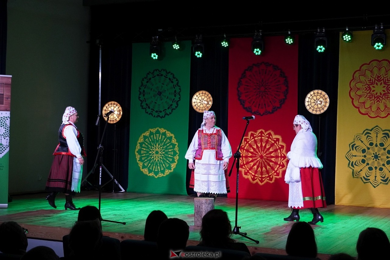 Wesele Kurpiowskie - Festiwal Folkloru Weselnego: Spotkanie Kurpiów Kurpśe w kómpańïjï i „Wypyty” w wykonaniu Teatru Obrzędowego „Carniacy” z Czarni [13.06.2025] - zdjęcie #7 - eOstroleka.pl