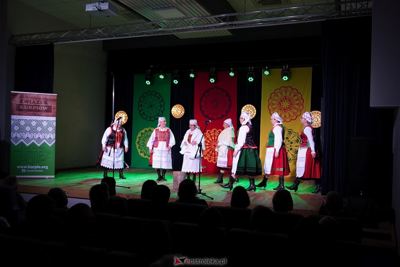 Wesele Kurpiowskie - Festiwal Folkloru Weselnego: Spotkanie Kurpiów Kurpśe w kómpańïjï i „Wypyty” w wykonaniu Teatru Obrzędowego „Carniacy” z Czarni [13.06.2025] - zdjęcie #6 - eOstroleka.pl