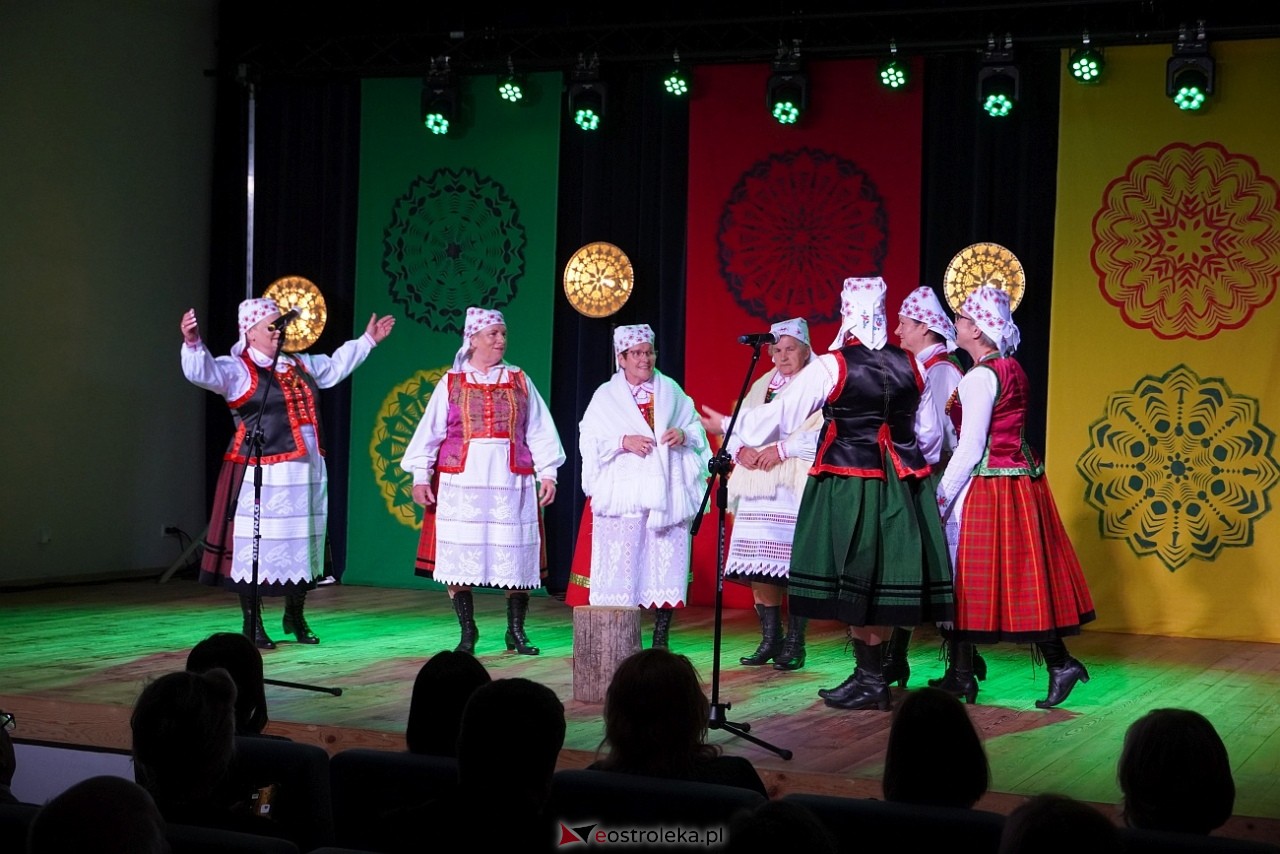 Wesele Kurpiowskie - Festiwal Folkloru Weselnego: Spotkanie Kurpiów Kurpśe w kómpańïjï i „Wypyty” w wykonaniu Teatru Obrzędowego „Carniacy” z Czarni [13.06.2025] - zdjęcie #5 - eOstroleka.pl
