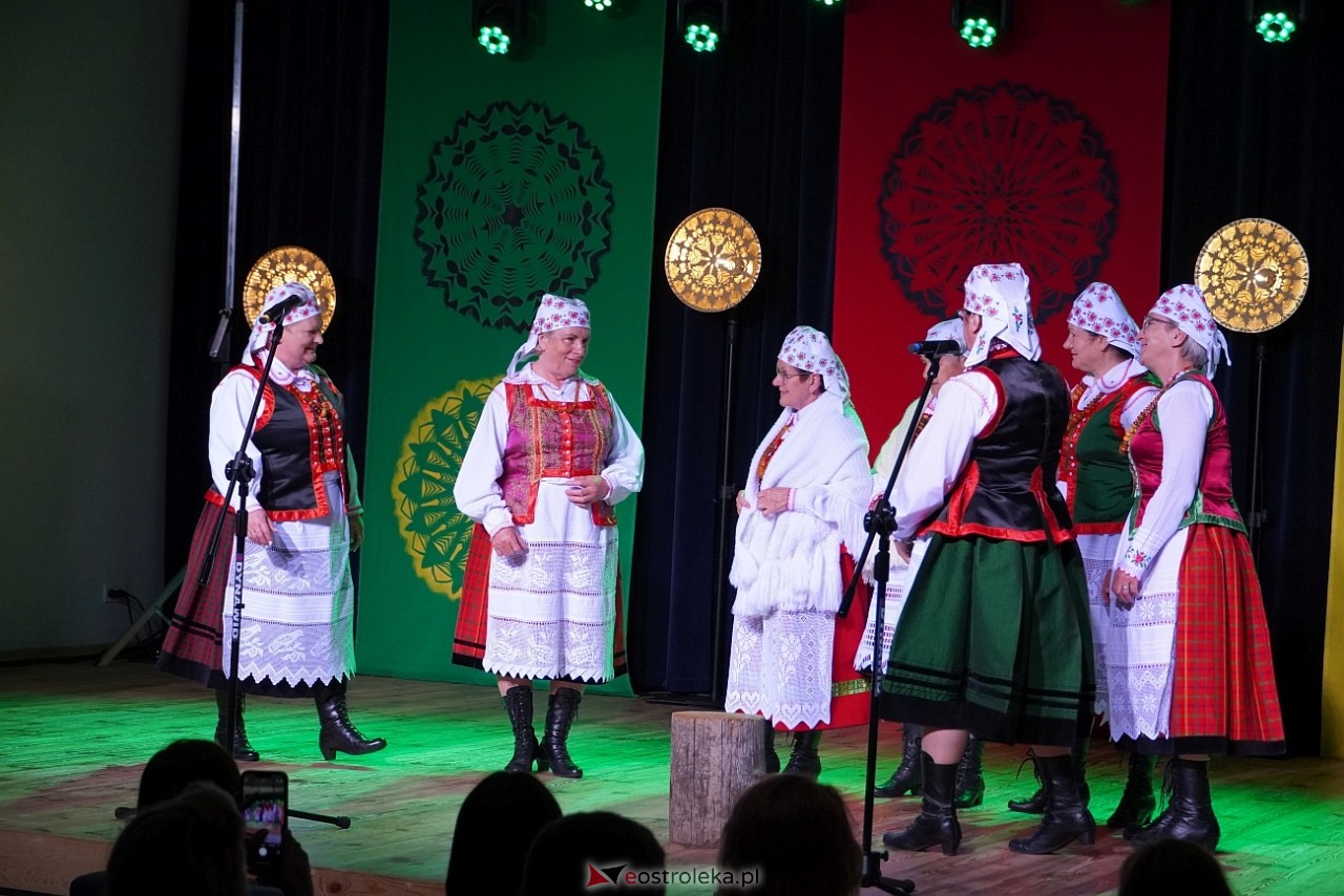 Wesele Kurpiowskie - Festiwal Folkloru Weselnego: Spotkanie Kurpiów Kurpśe w kómpańïjï i „Wypyty” w wykonaniu Teatru Obrzędowego „Carniacy” z Czarni [13.06.2025] - zdjęcie #4 - eOstroleka.pl