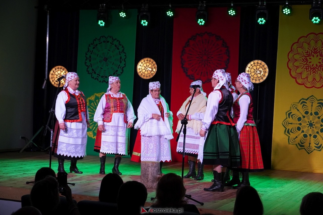 Wesele Kurpiowskie - Festiwal Folkloru Weselnego: Spotkanie Kurpiów Kurpśe w kómpańïjï i „Wypyty” w wykonaniu Teatru Obrzędowego „Carniacy” z Czarni [13.06.2025] - zdjęcie #3 - eOstroleka.pl