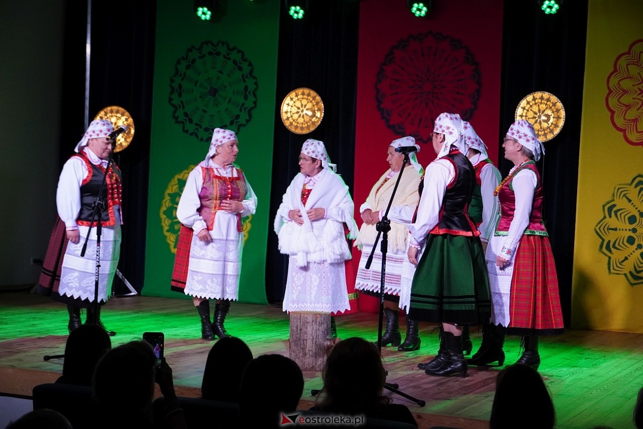 Wesele Kurpiowskie - Festiwal Folkloru Weselnego: Spotkanie Kurpiów Kurpśe w kómpańïjï i „Wypyty” w wykonaniu Teatru Obrzędowego „Carniacy” z Czarni [13.06.2025] - zdjęcie #2 - eOstroleka.pl