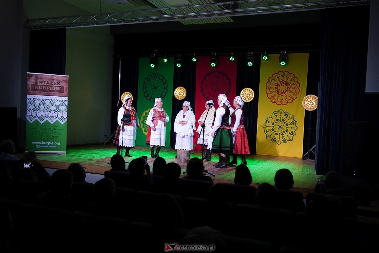 Wesele Kurpiowskie - Festiwal Folkloru Weselnego: Spotkanie Kurpiów Kurpśe w kómpańïjï i „Wypyty” w wykonaniu Teatru Obrzędowego „Carniacy” z Czarni [13.06.2025] - zdjęcie #1 - eOstroleka.pl