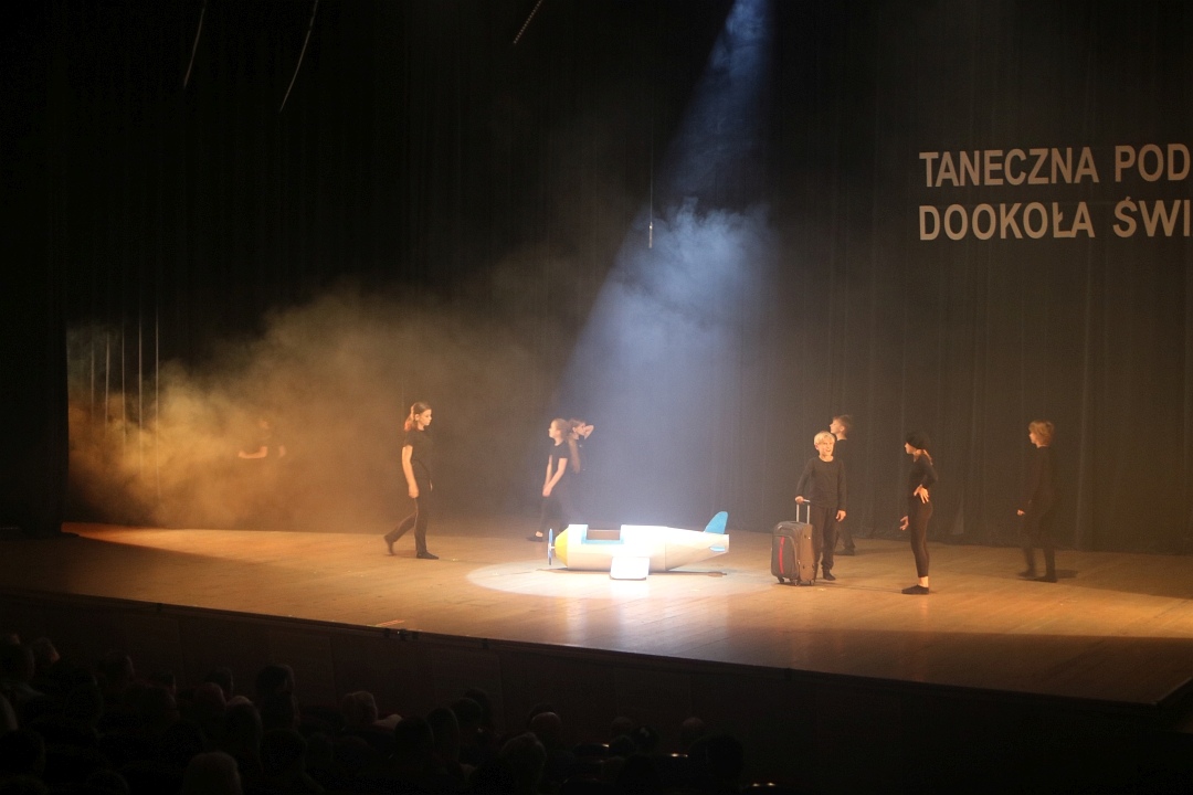 TANECZNA PODRÓŻ DOOKOŁA ŚWIATA - widowisko taneczne [14.06.2025] - zdjęcie #13 - eOstroleka.pl