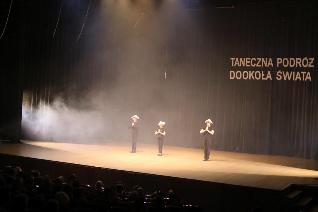 TANECZNA PODRÓŻ DOOKOŁA ŚWIATA - widowisko taneczne [14.06.2025] - zdjęcie #3 - eOstroleka.pl