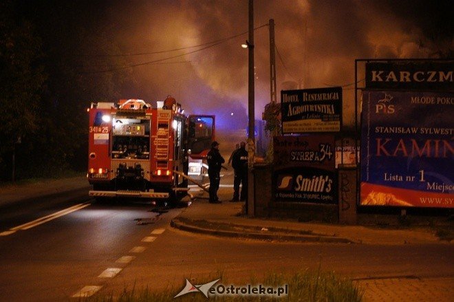 Pożar w Karczmie pod Klonami (03.10.2011) - zdjęcie #1 - eOstroleka.pl