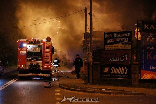 Pożar w Karczmie pod Klonami (03.10.2011) - zdjęcie #3 - eOstroleka.pl