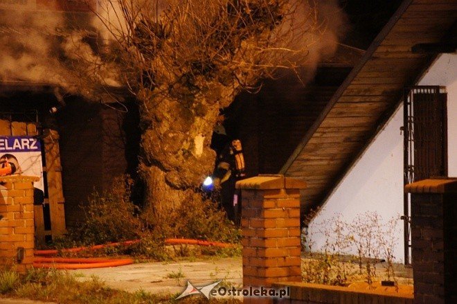 Pożar w Karczmie pod Klonami (03.10.2011) - zdjęcie #14 - eOstroleka.pl