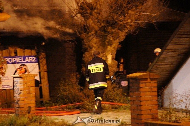 Pożar w Karczmie pod Klonami (03.10.2011) - zdjęcie #15 - eOstroleka.pl