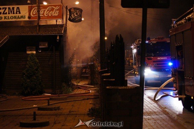 Pożar w Karczmie pod Klonami (03.10.2011) - zdjęcie #27 - eOstroleka.pl