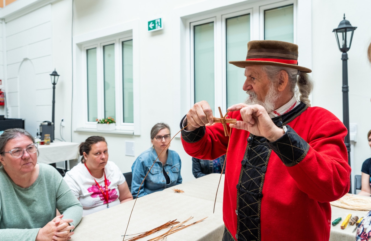 Warsztaty plecionkarskie w Muzeum Kultury Kurpiowskiej [15.06.2025] - zdjęcie #22 - eOstroleka.pl