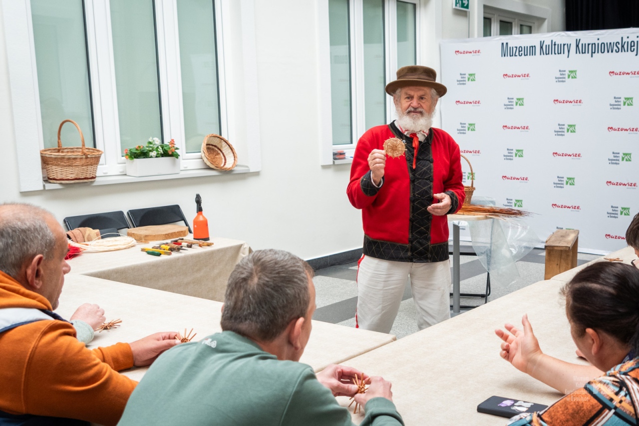 Warsztaty plecionkarskie w Muzeum Kultury Kurpiowskiej [15.06.2025] - zdjęcie #21 - eOstroleka.pl