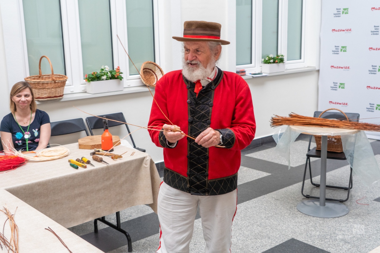 Warsztaty plecionkarskie w Muzeum Kultury Kurpiowskiej [15.06.2025] - zdjęcie #18 - eOstroleka.pl