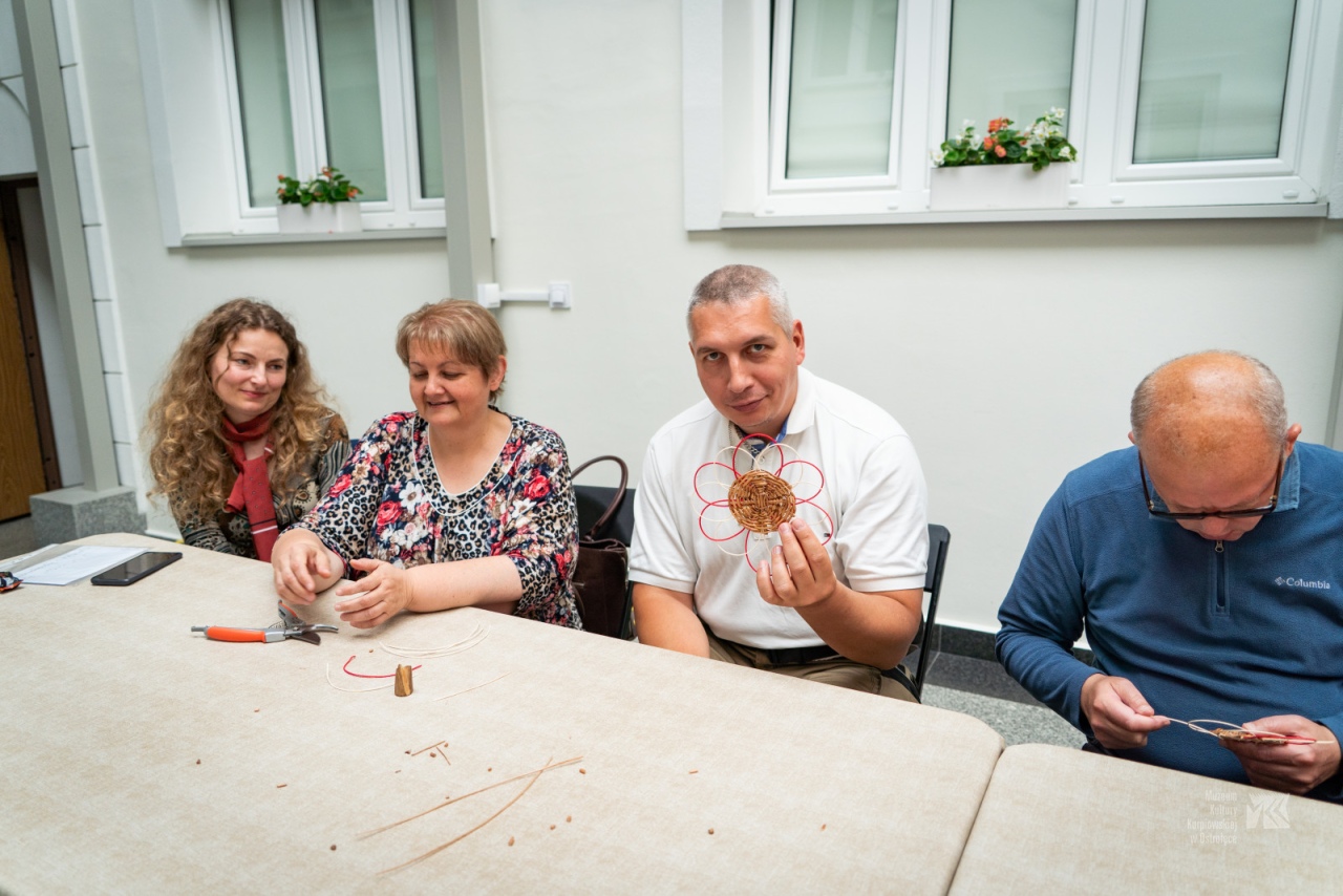 Warsztaty plecionkarskie w Muzeum Kultury Kurpiowskiej [15.06.2025] - zdjęcie #17 - eOstroleka.pl