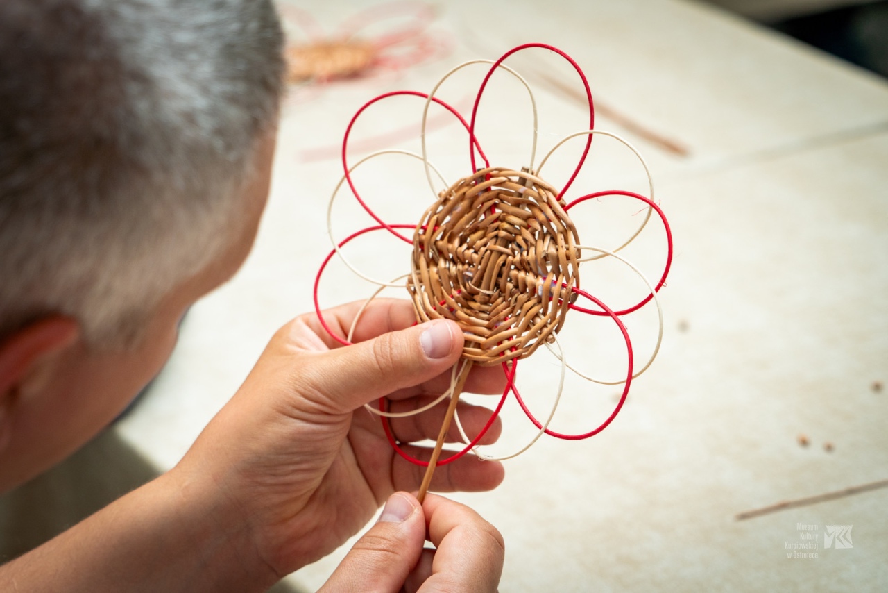 Warsztaty plecionkarskie w Muzeum Kultury Kurpiowskiej [15.06.2025] - zdjęcie #16 - eOstroleka.pl