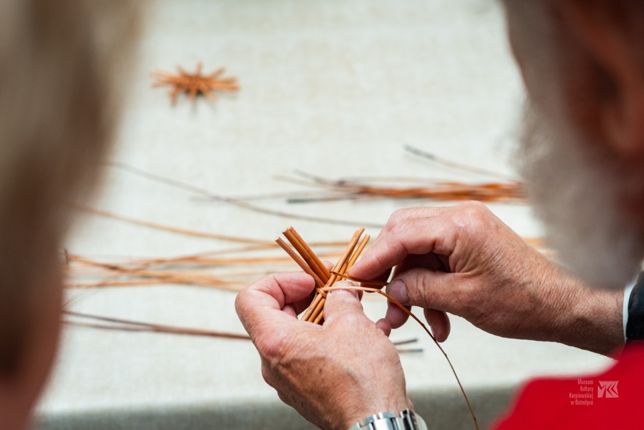 Warsztaty plecionkarskie w Muzeum Kultury Kurpiowskiej [15.06.2025] - zdjęcie #14 - eOstroleka.pl