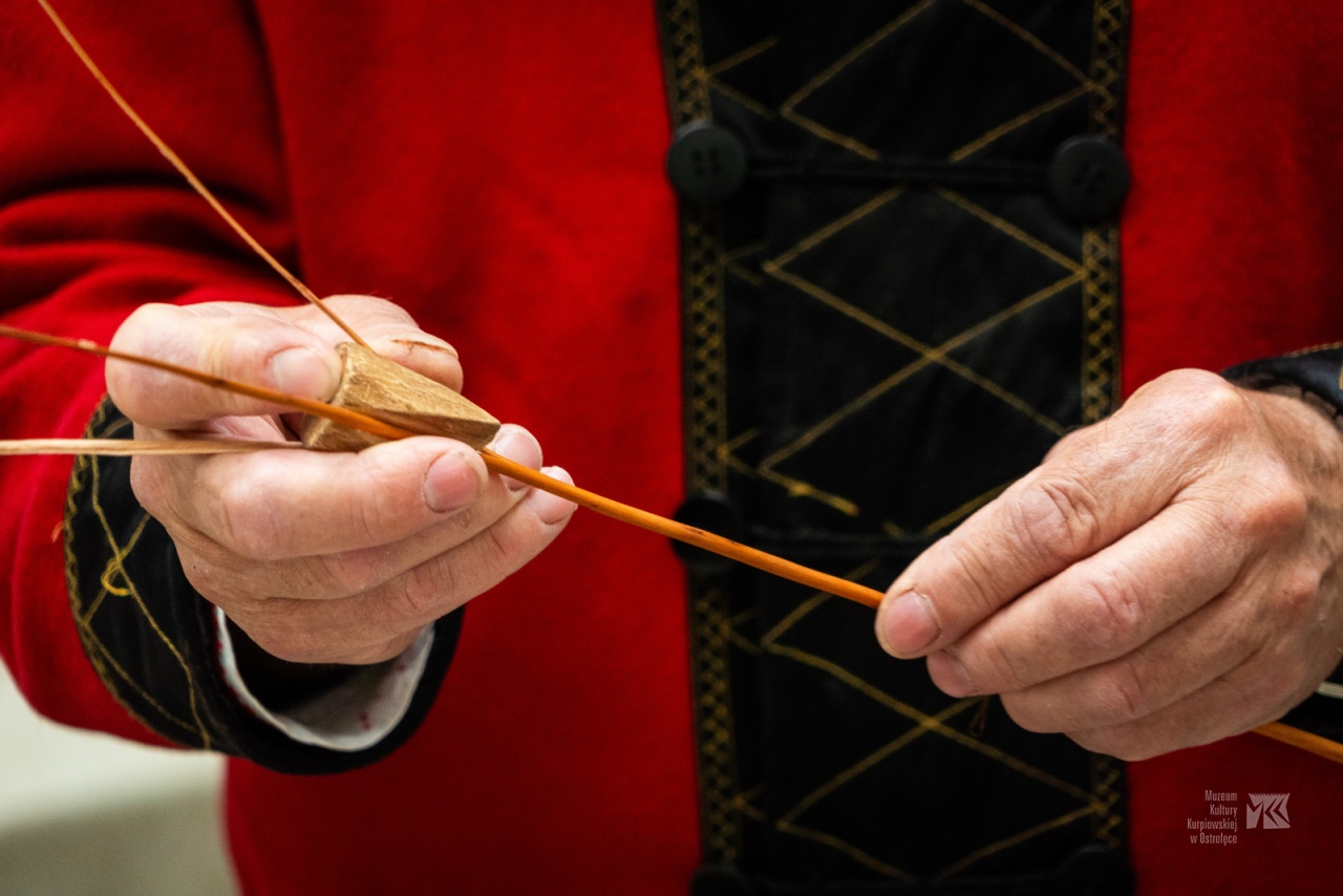 Warsztaty plecionkarskie w Muzeum Kultury Kurpiowskiej [15.06.2025] - zdjęcie #13 - eOstroleka.pl