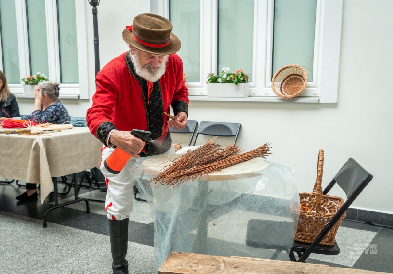 Warsztaty plecionkarskie w Muzeum Kultury Kurpiowskiej [15.06.2025] - zdjęcie #12 - eOstroleka.pl
