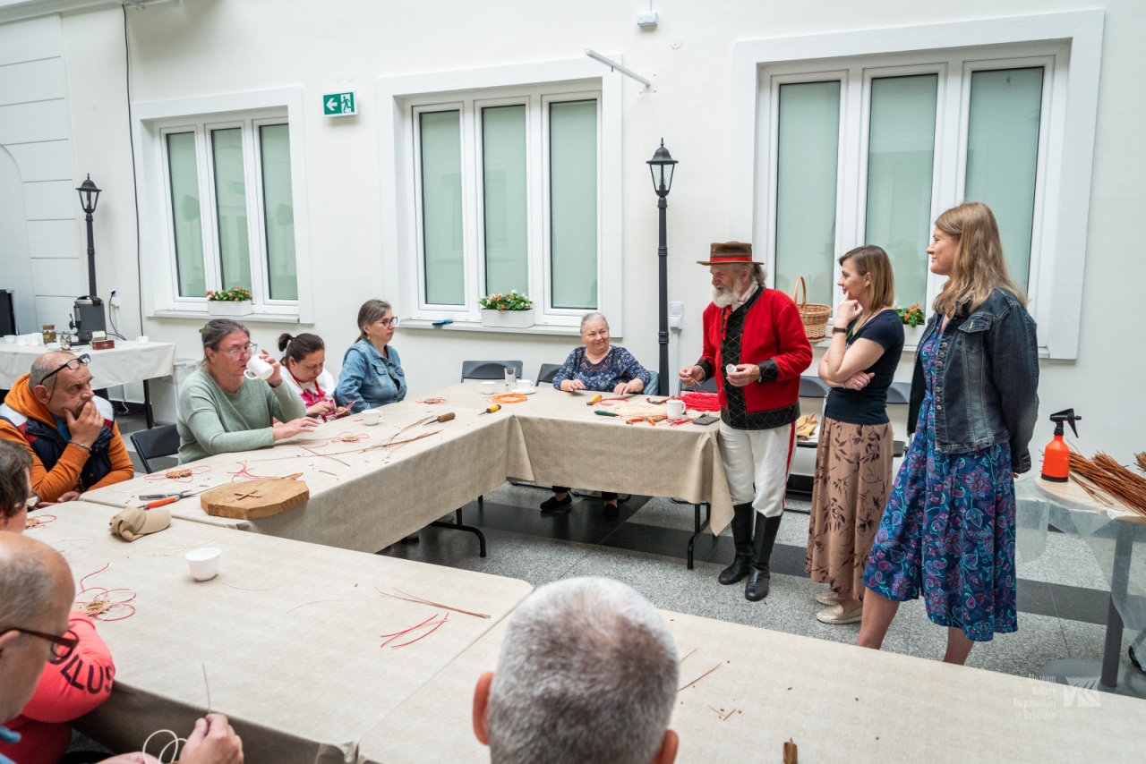 Warsztaty plecionkarskie w Muzeum Kultury Kurpiowskiej [15.06.2025] - zdjęcie #10 - eOstroleka.pl