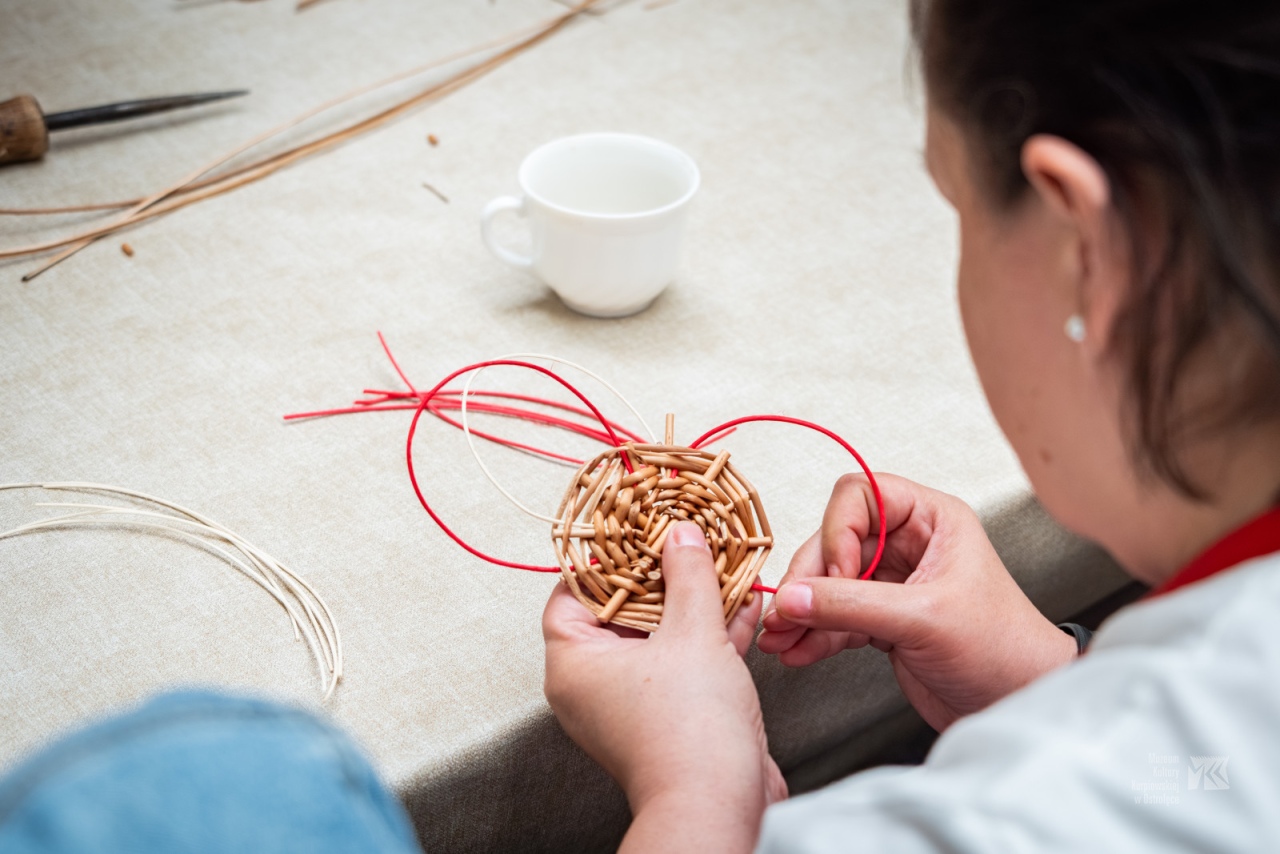 Warsztaty plecionkarskie w Muzeum Kultury Kurpiowskiej [15.06.2025] - zdjęcie #9 - eOstroleka.pl